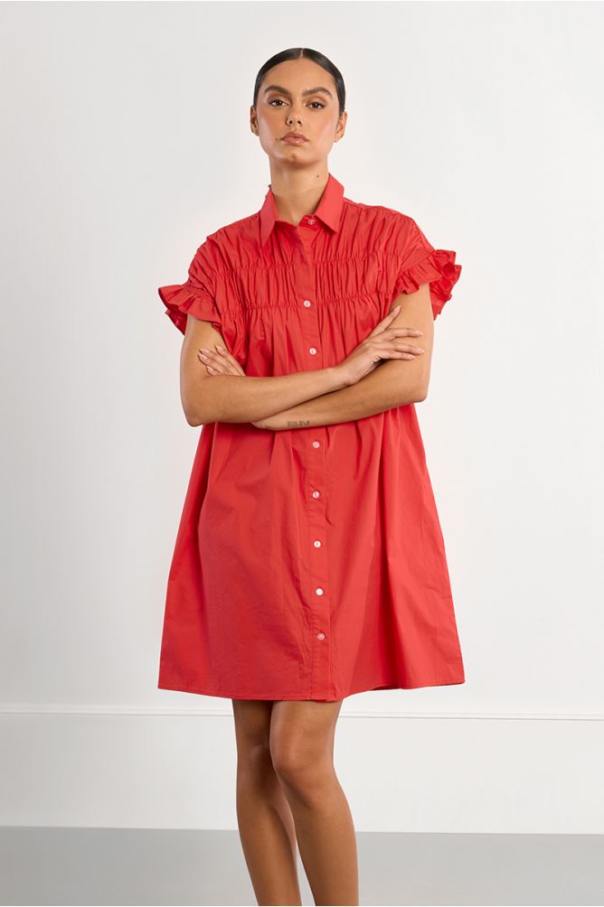 Vestido corto, camisero, con pliegues.