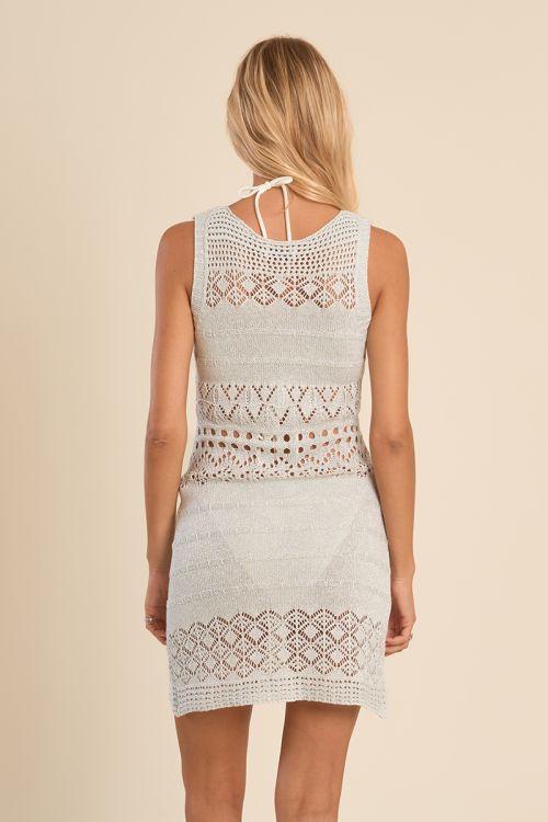 Vestido corto, sin manga, en punto calado.