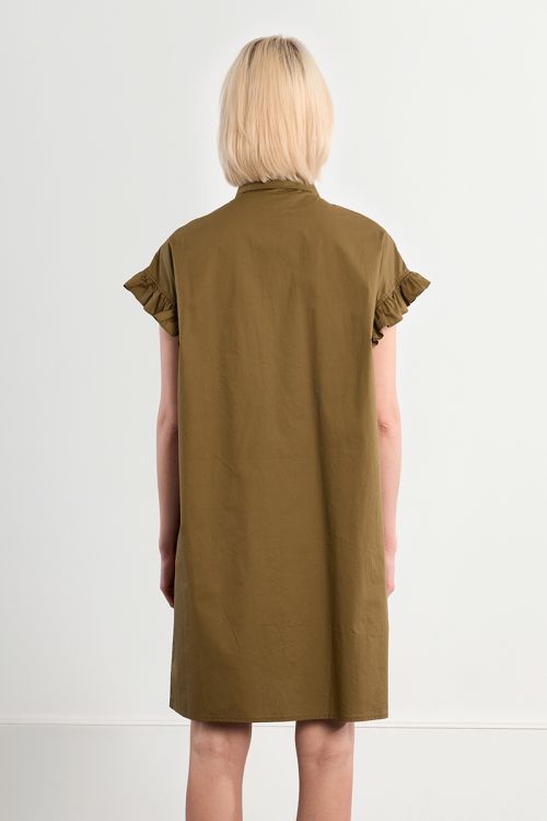 Vestido corto, camisero, con pliegues.