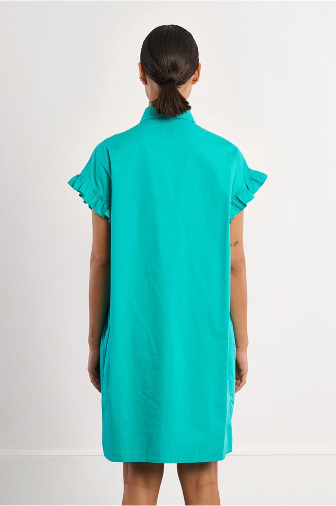 Vestido corto, camisero, con pliegues.
