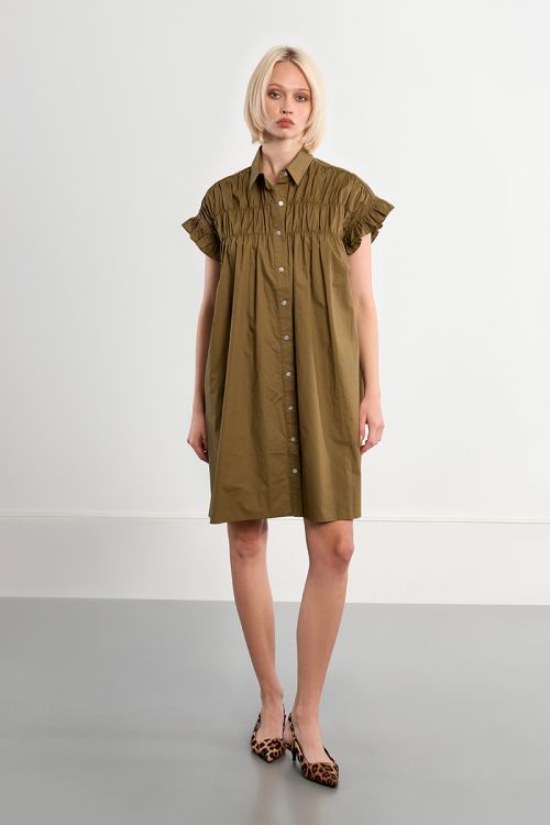 Vestido corto, camisero, con pliegues.