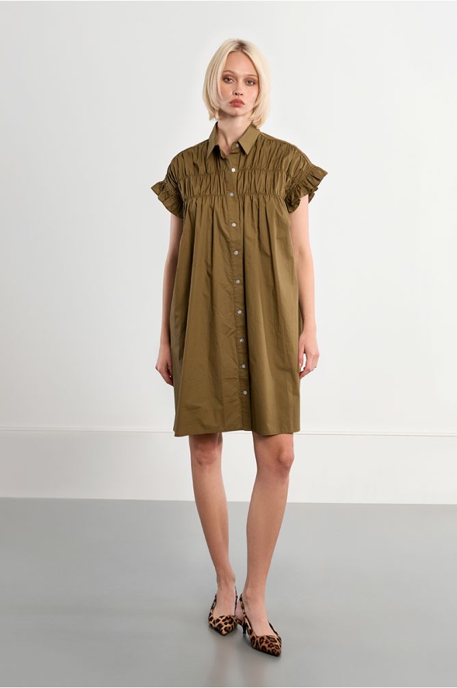 Vestido corto, camisero, con pliegues.