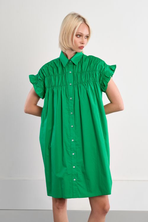 Vestido corto, camisero, con pliegues.