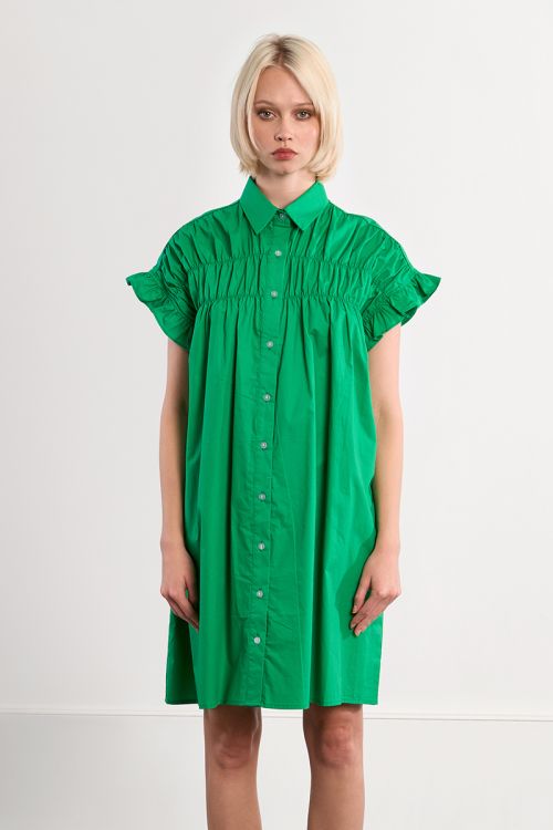 Vestido corto, camisero, con pliegues.