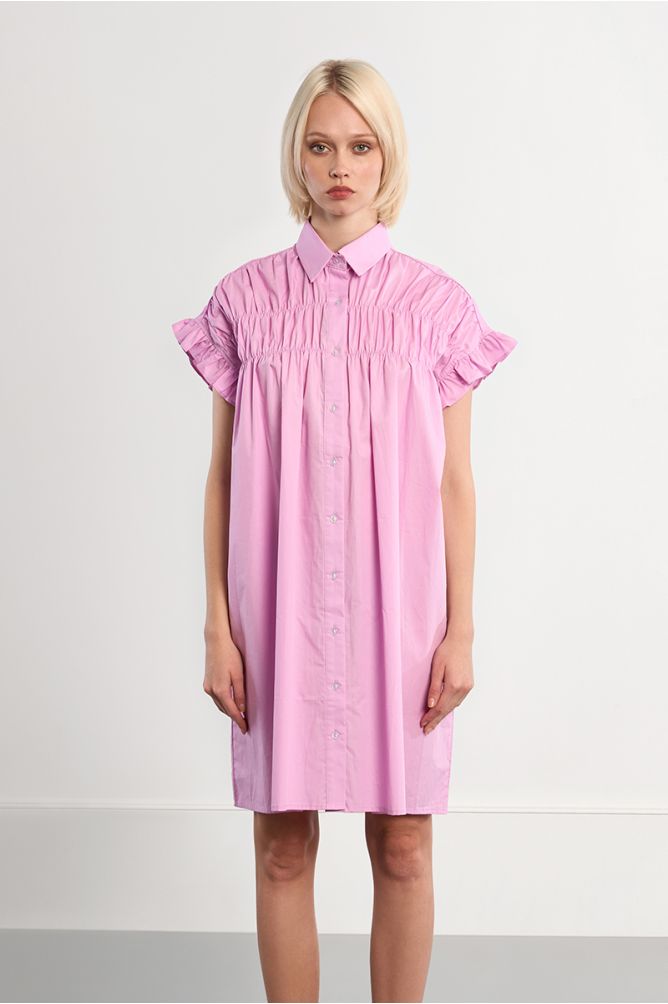 Vestido corto, camisero, con pliegues.