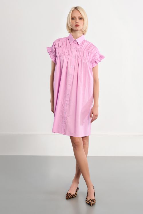 Vestido corto, camisero, con pliegues.