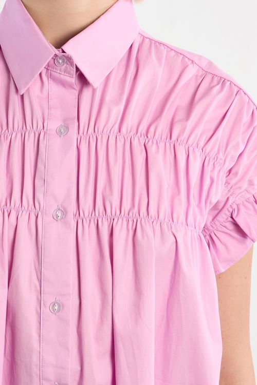 Vestido corto, camisero, con pliegues.