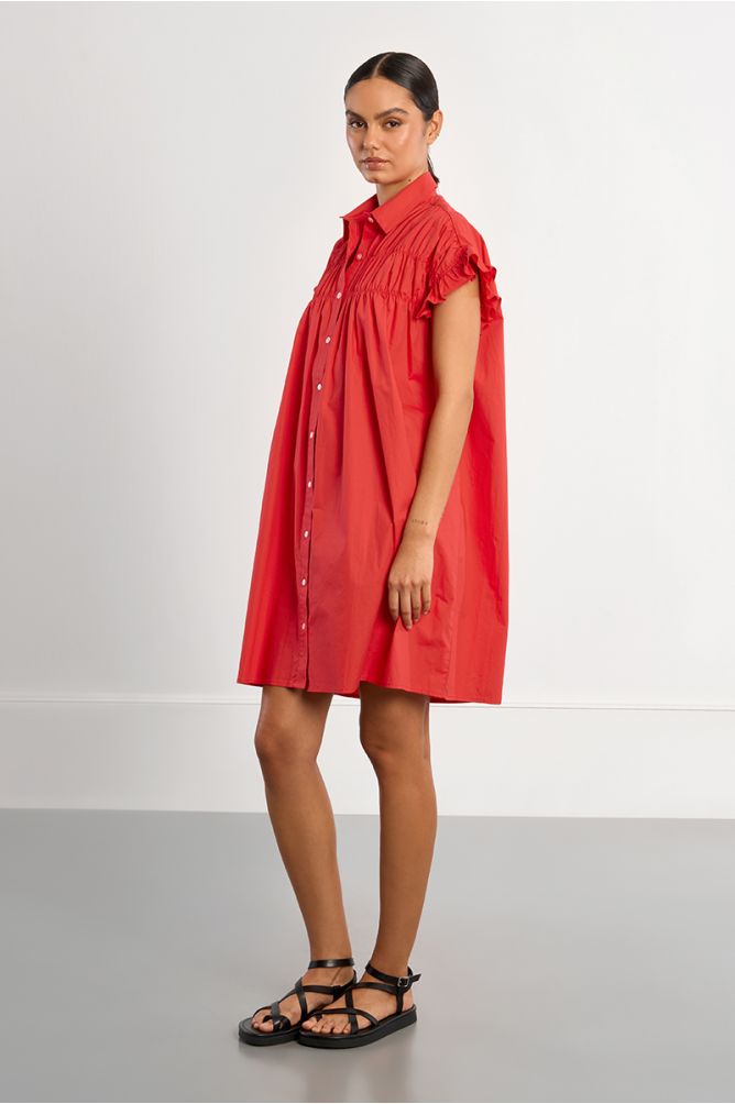 Vestido corto, camisero, con pliegues.