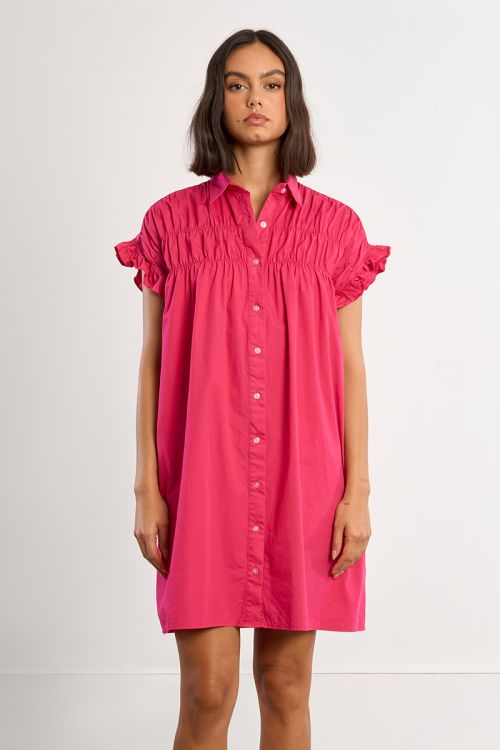Vestido corto, camisero, con pliegues.