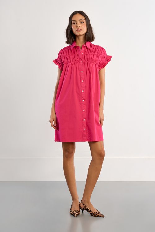 Vestido corto, camisero, con pliegues.
