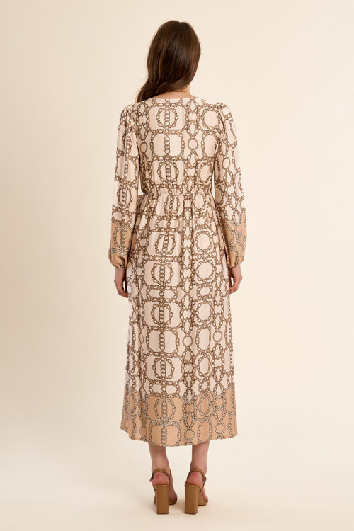 Vestido largo, satindado, con estampado y lazada.