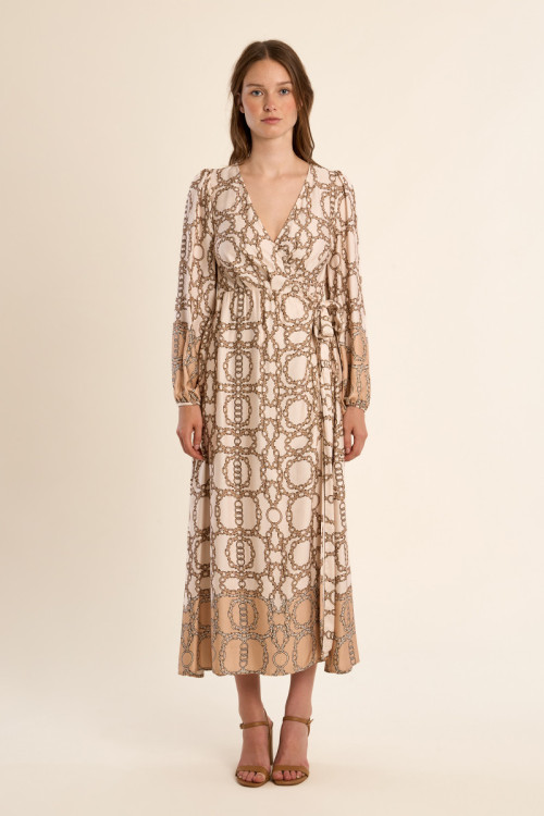 Vestido largo, satindado, con estampado y lazada.