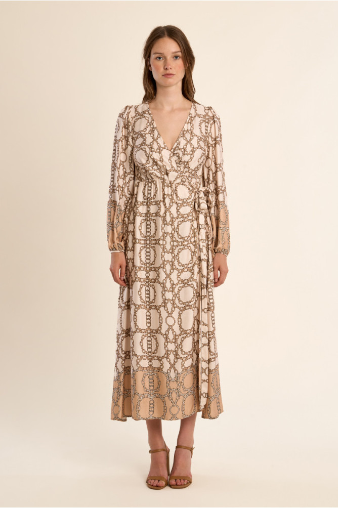 Vestido largo, satindado, con estampado y lazada.