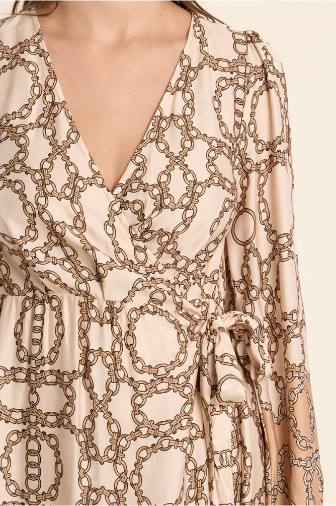 Vestido largo, satindado, con estampado y lazada.