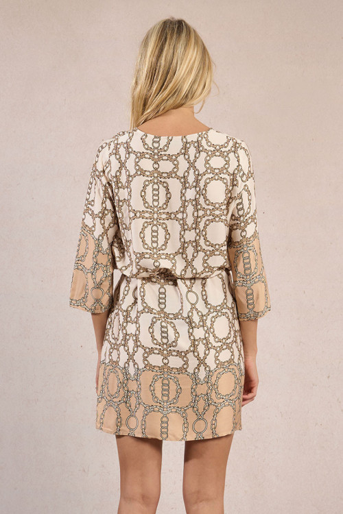 Vestido corto, de media manga, con estampado.