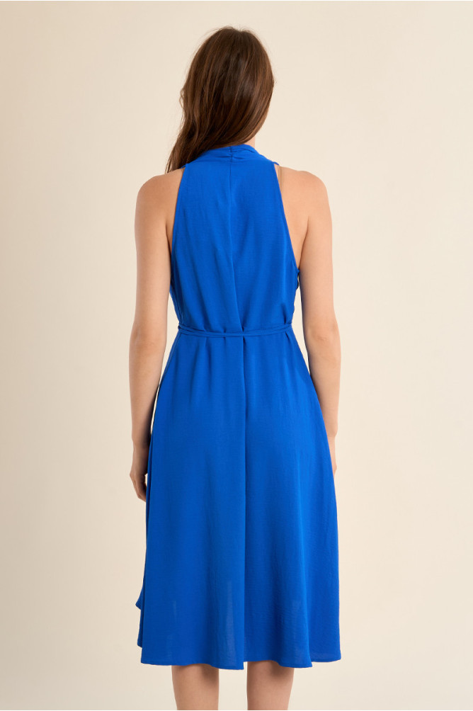 Vestido corto, con escote halter, asimétrico.
