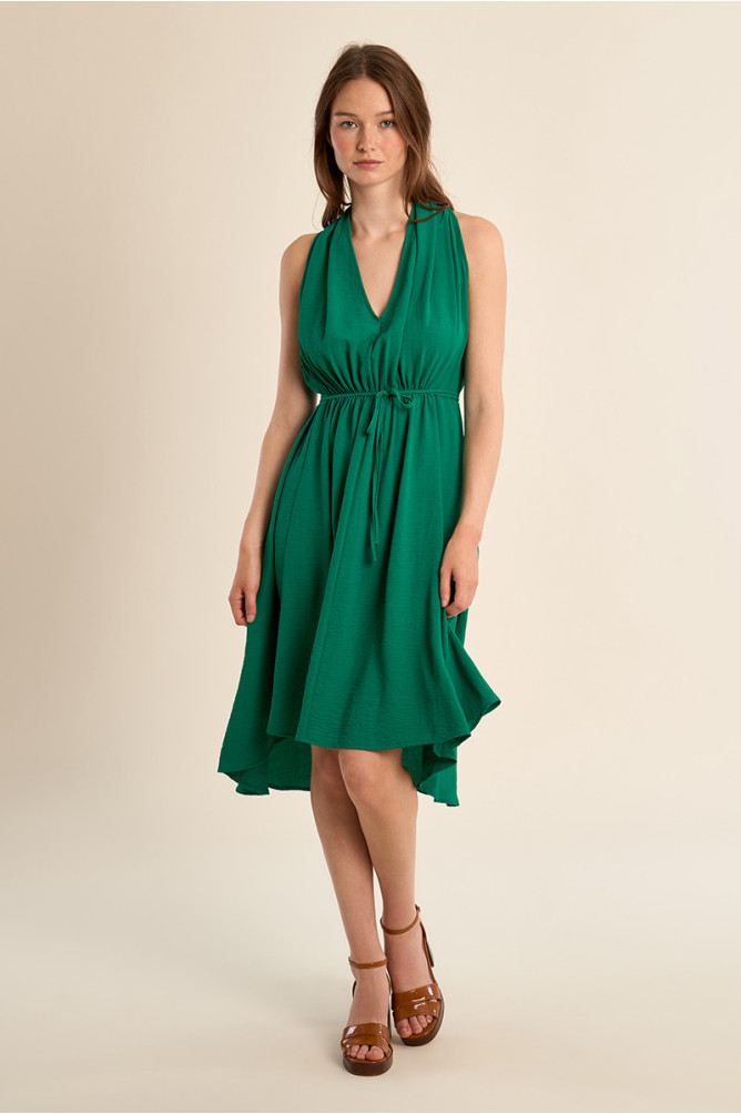 Vestido corto, con escote halter, asimétrico.