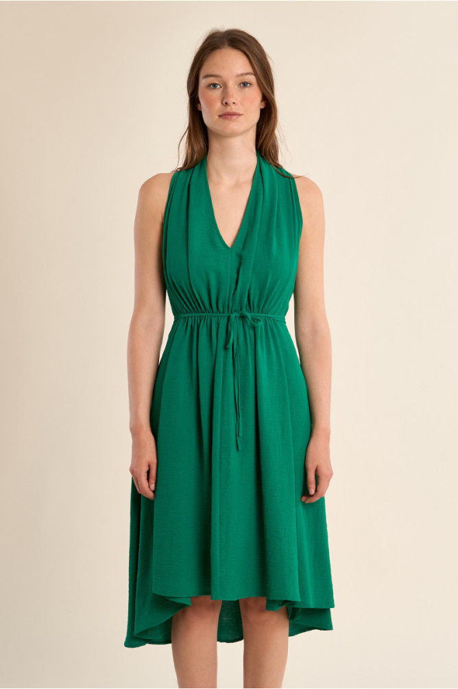 Vestido corto, con escote halter, asimétrico.