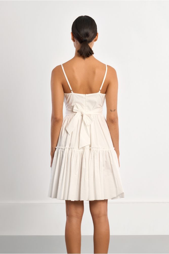 Vestido corto, de tirantes, con volantes.