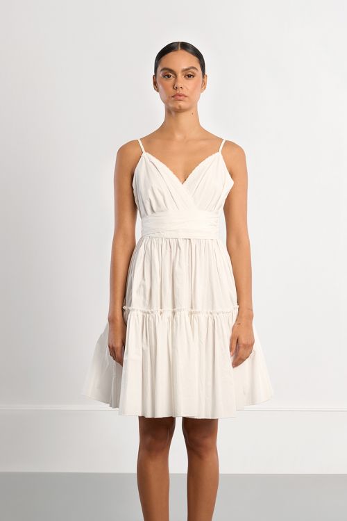 Vestido corto, de tirantes, con volantes.