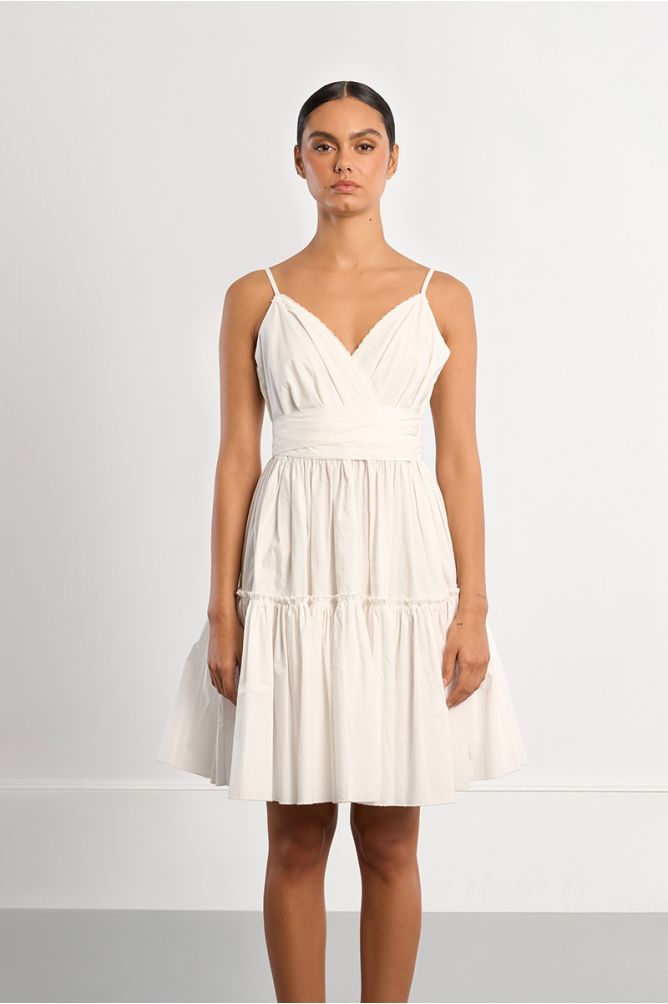 Vestido corto, de tirantes, con volantes.