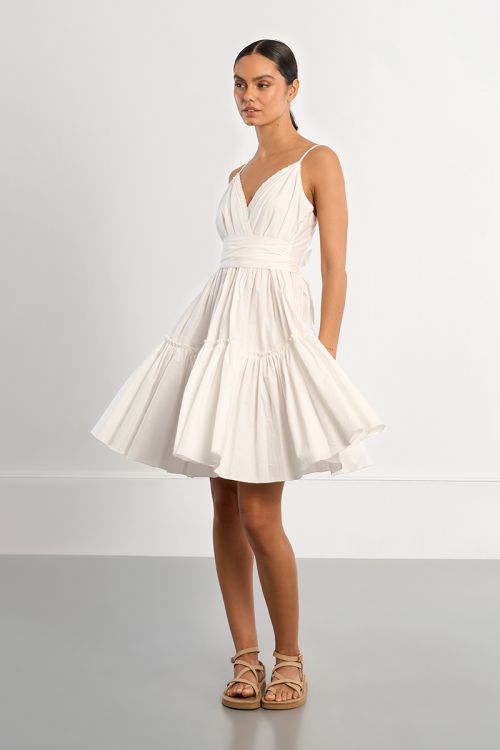 Vestido corto, de tirantes, con volantes.