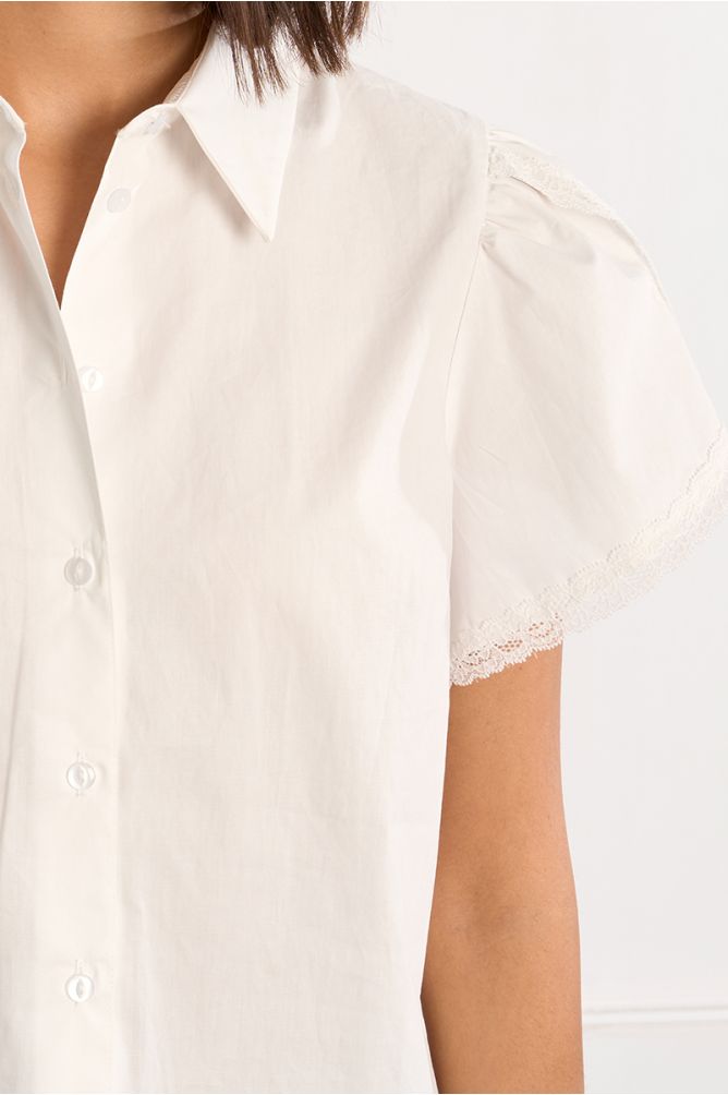 Camisa de mujer de manga corta, abullonada.