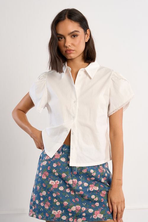 Camisa de mujer de manga corta, abullonada.