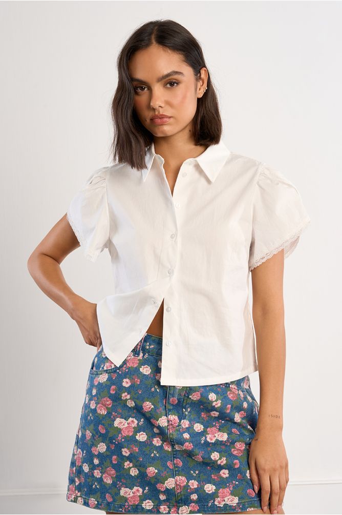 Camisa de mujer de manga corta, abullonada.