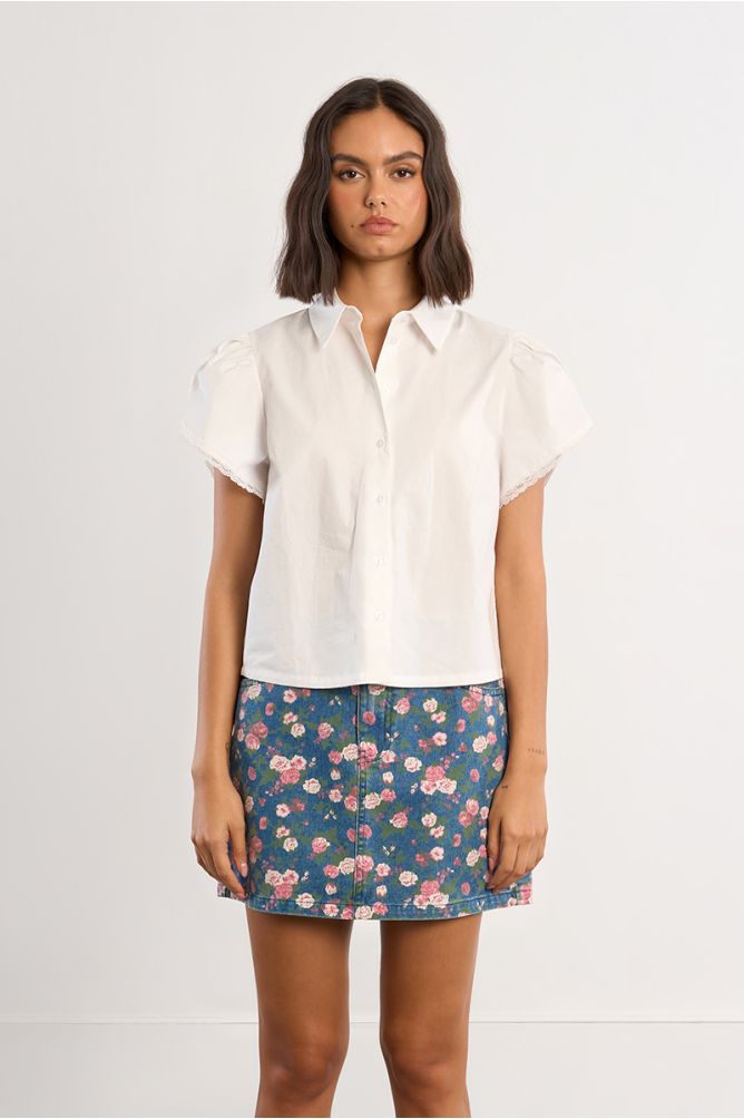 Camisa de mujer de manga corta, abullonada.