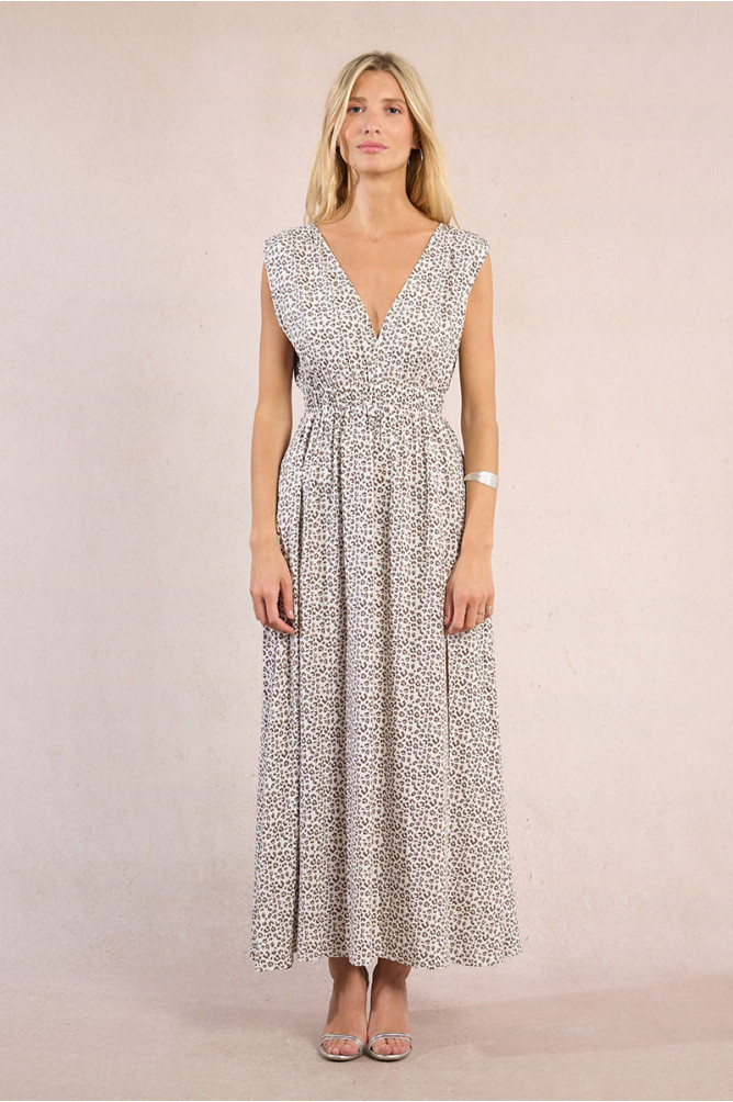 Vestido largo, de manga sisa, con estampado.