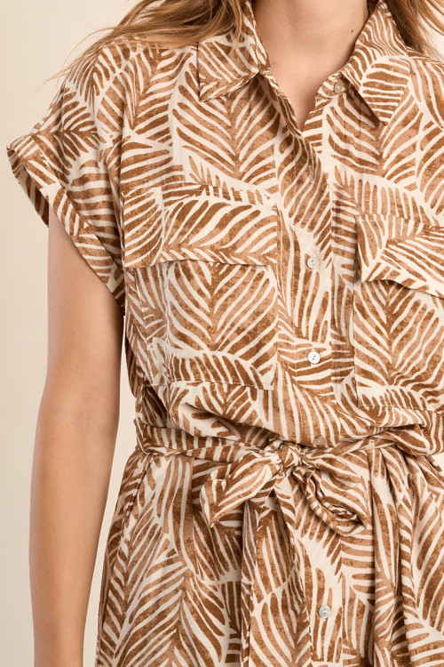 Vestido camisero, de manga corta, con estampado.