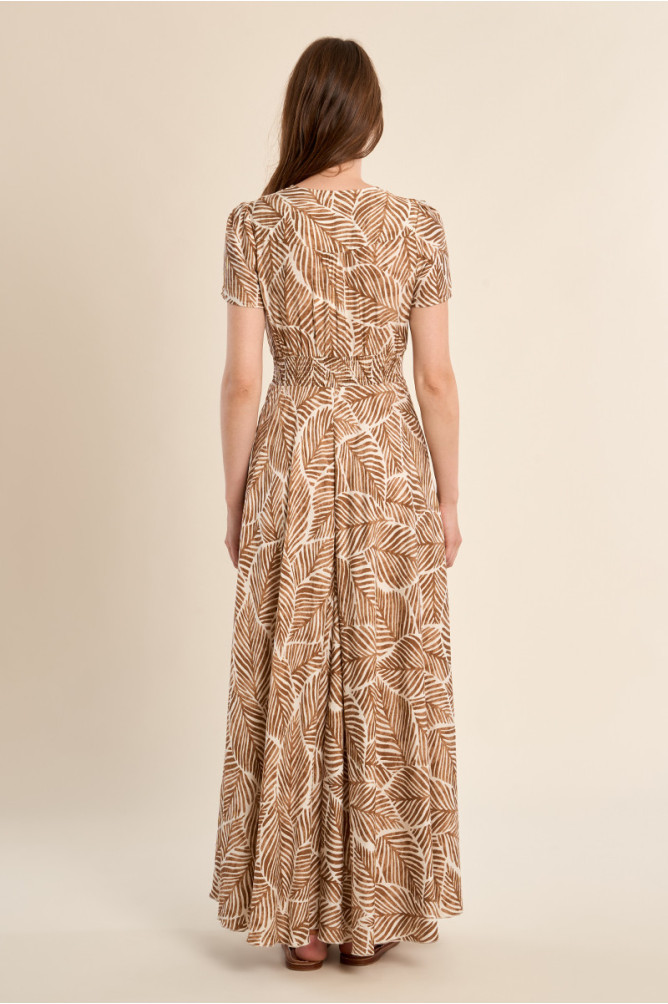 Vestido largo, de manga corta, con estampado.