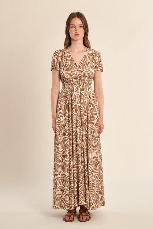 Vestido largo, de manga corta, con estampado.