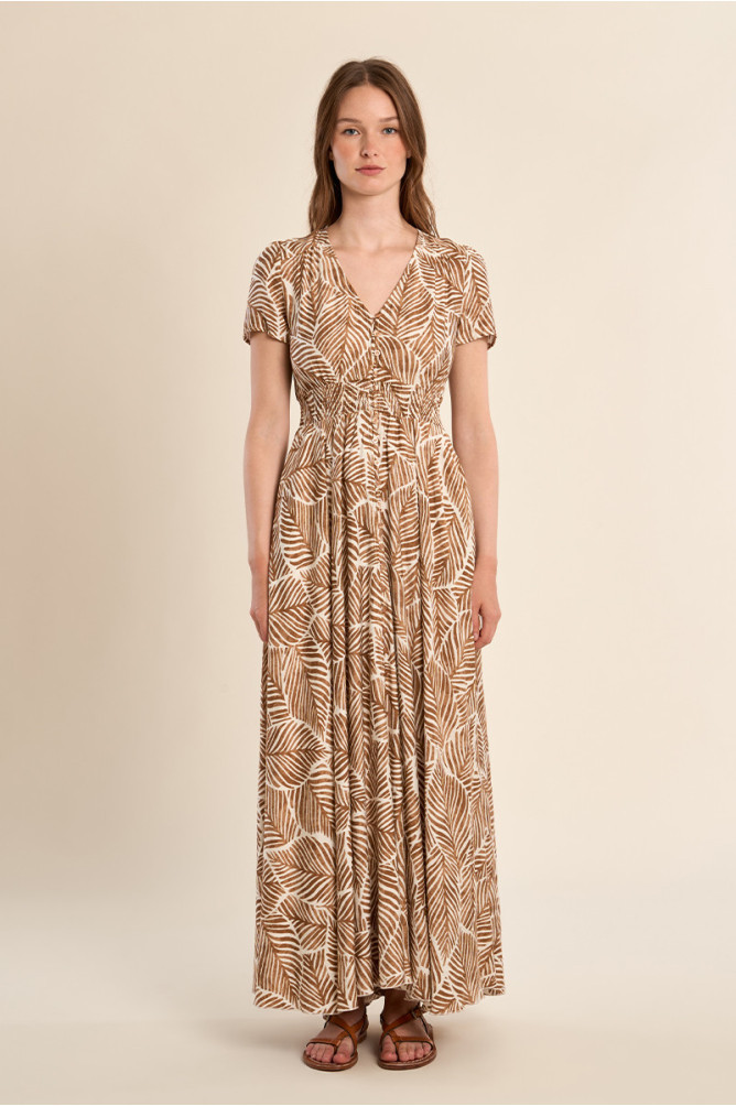 Vestido largo, de manga corta, con estampado.