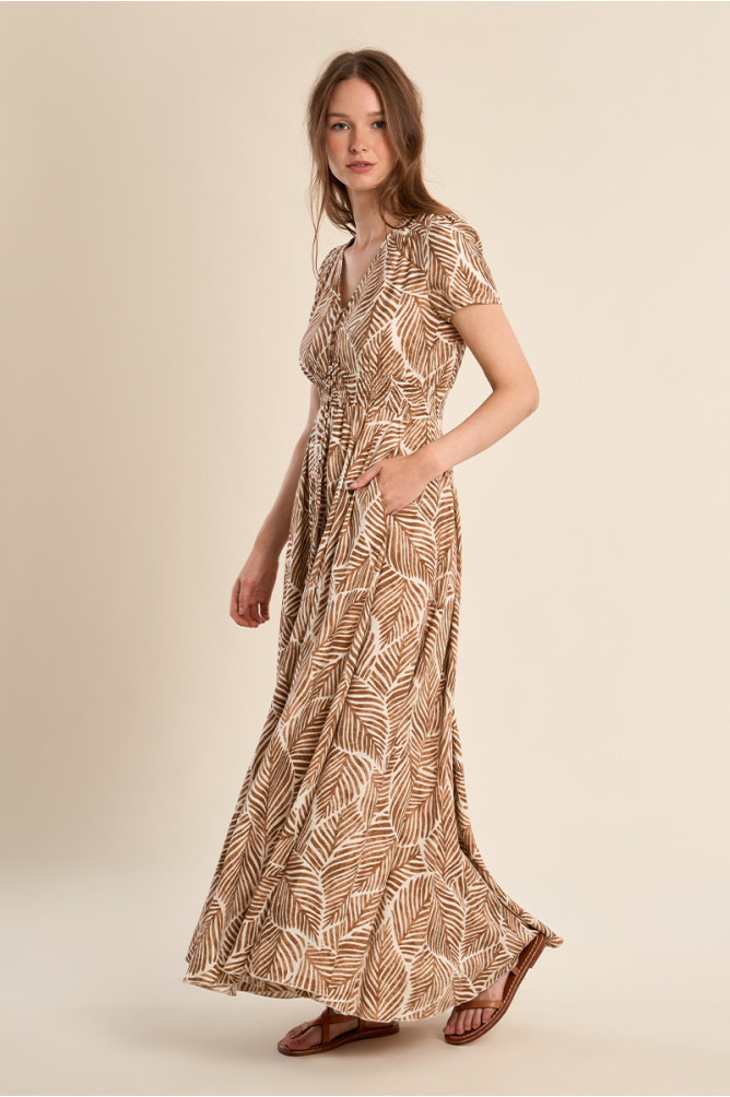 Vestido largo, de manga corta, con estampado.