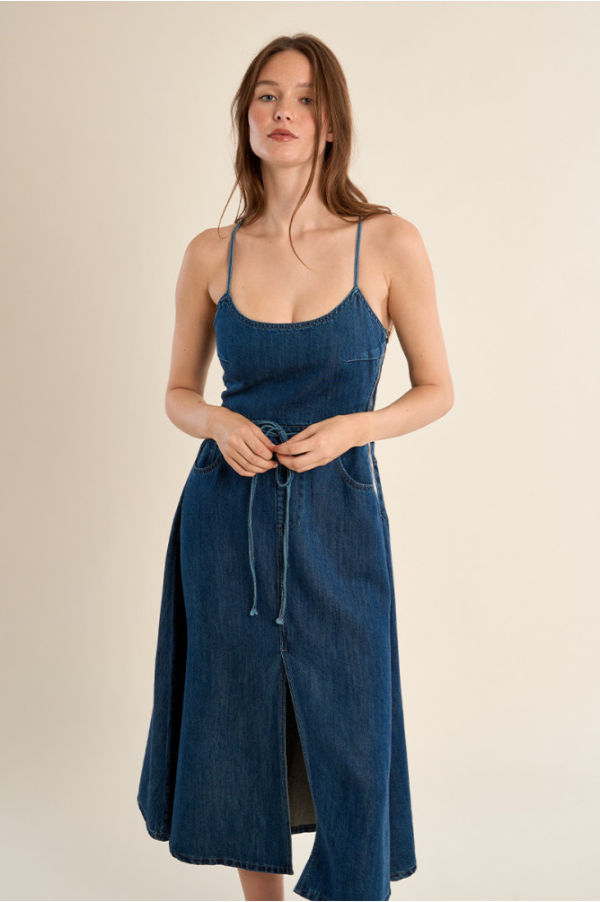 Vestido vaquero, midi, de tirantes.
