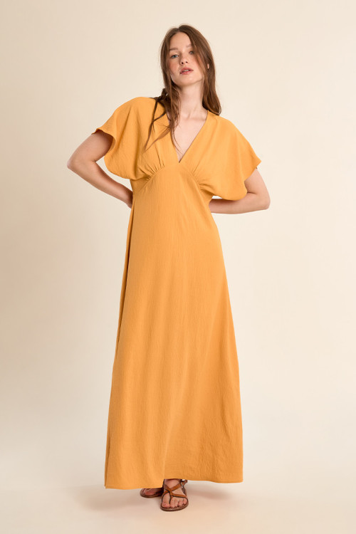 Vestido largo, de manga corta mariposa.