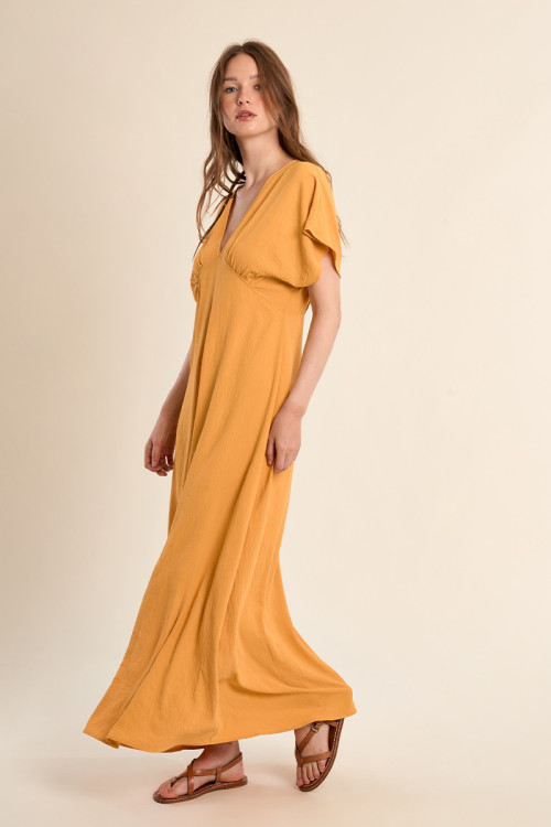 Vestido largo, de manga corta mariposa.
