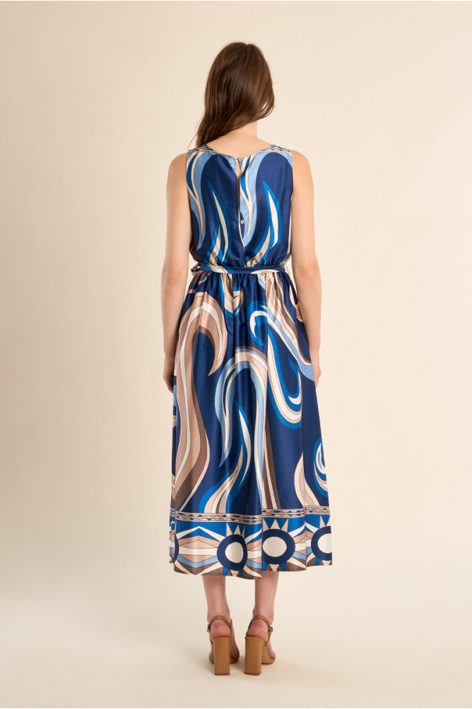 Vestido largo, de manga sisa, con estampado.
