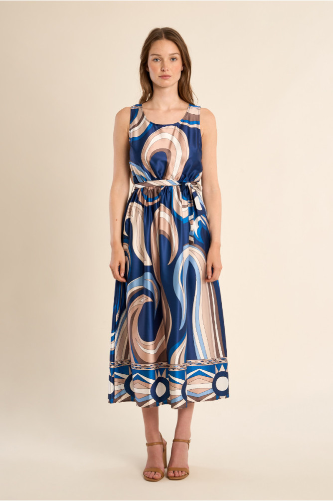 Vestido largo, de manga sisa, con estampado.