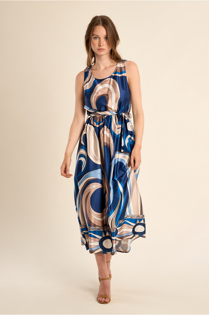 Vestido largo, de manga sisa, con estampado.