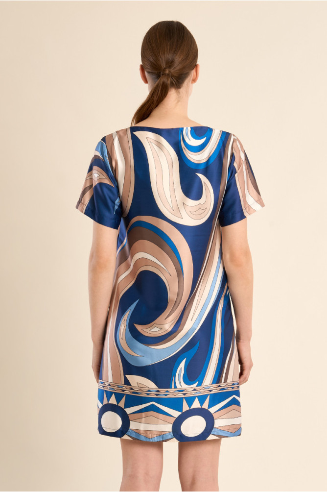 Vestido de manga corta, estampado fantasía.