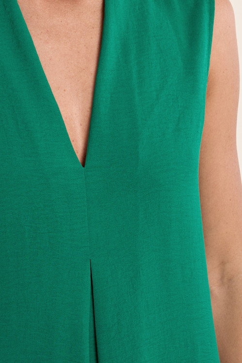 Vestido largo, de manga sisa, detalle pliegues.
