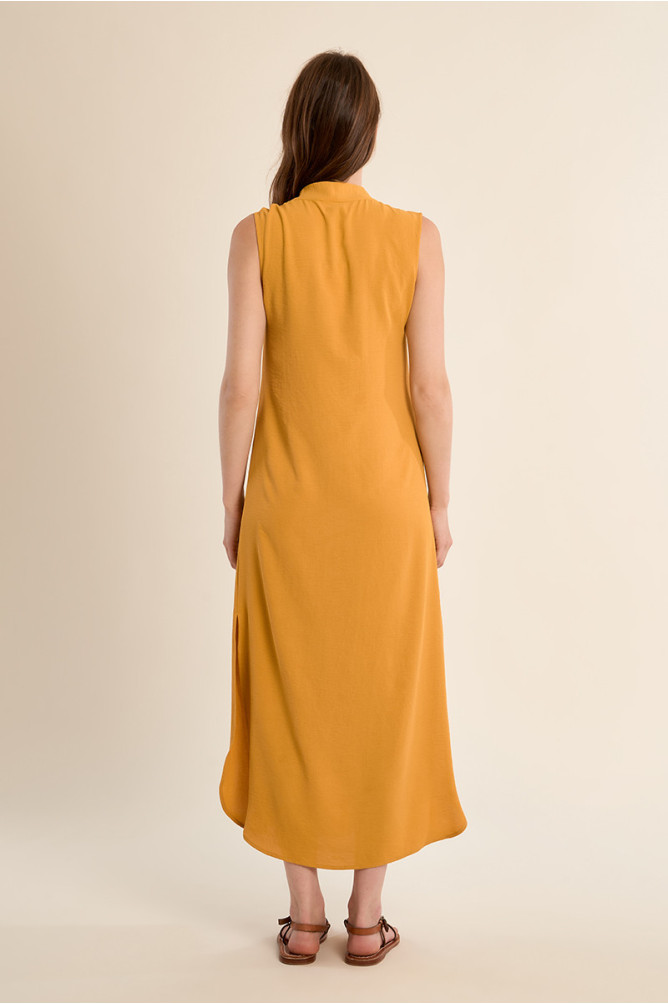 Vestido largo, de manga sisa, detalle pliegues.