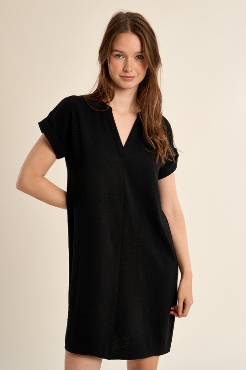 Vestido de manga corta, escote en V.
