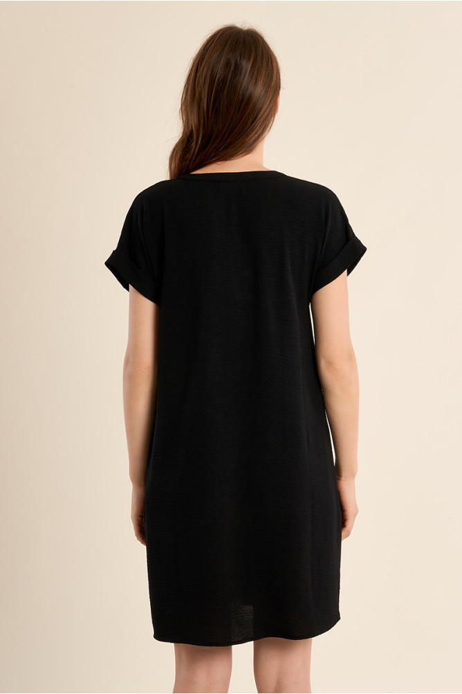Vestido de manga corta, escote en V.