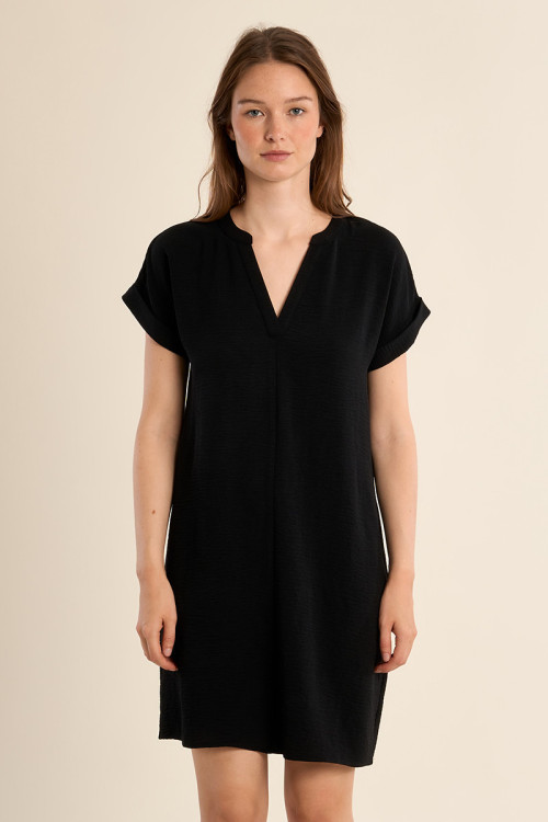 Vestido de manga corta, escote en V.