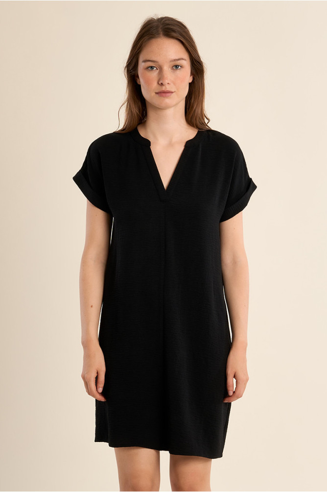 Vestido de manga corta, escote en V.