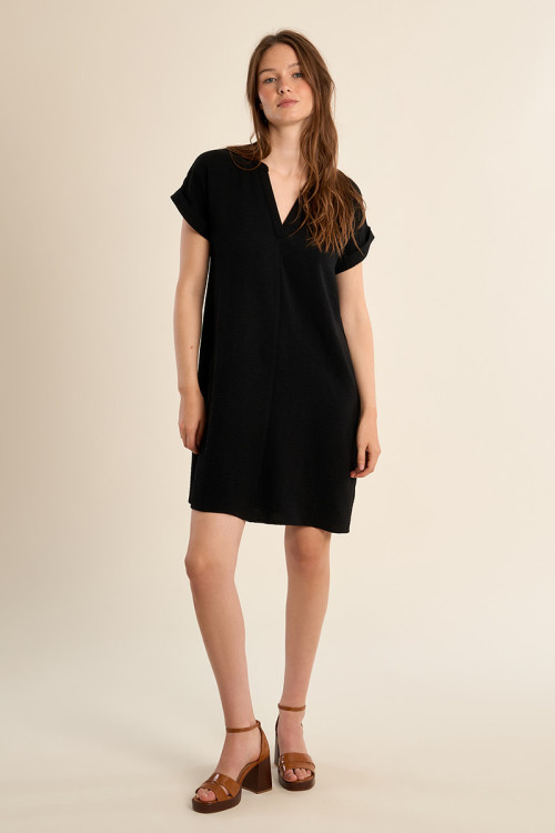 Vestido de manga corta, escote en V.